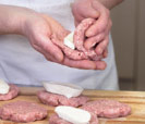 příprava masa na jehněčí burger