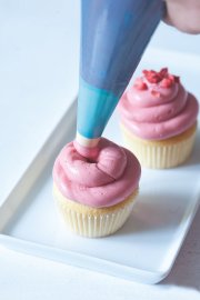 nanášení krému na cupcaky