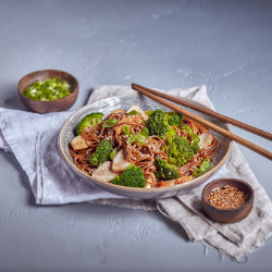 Soba nudle s brokolicí a sezamem