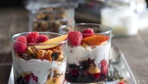 Pohár s ovocem a müsli