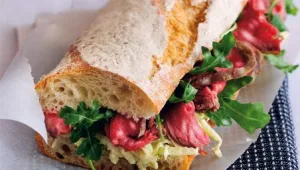 Rustikální bageta s rostbífem a křenem