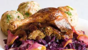 Nadívaná kachna se špekovými knedlíky