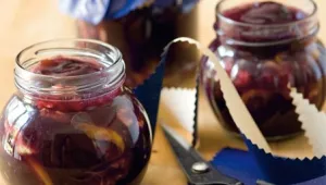 Džem ze švestek s ořechy a rumem