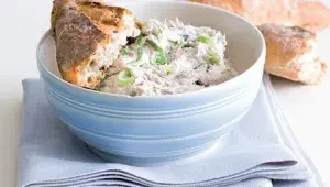 Pomazánka z uzené makrely s jarní cibukou