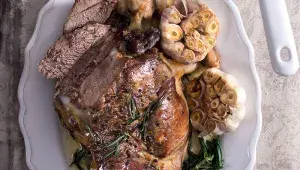 Pomalu pečená jehněčí kýta na česneku s kaší