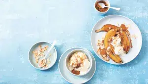 Banana split s vanilkovou zmrzlinou a karamelem