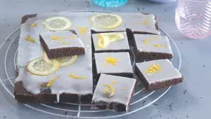 Bleskový kakaový koláč s citronovou polevou