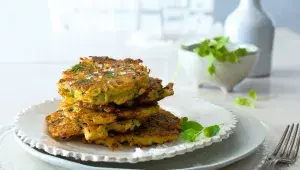 Bramborák s cuketou a čerstvou majoránkou