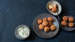 Bramborové krokety se šunkou a čedarem & česnekový dip