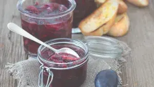 Sladkokyselé švestkové čatní se šalotkami na červeném víně