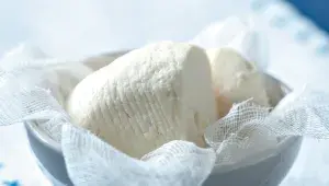 Domácí čerstvý sýr bez syřidla