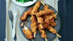 Česnekové kuřecí špízky s jogurtovým dipem