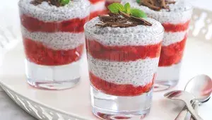 Kokosový chia pudink s čokoládou a jahodami