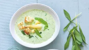 Chřestová polévka s medvědím česnekem