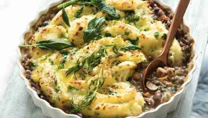 Čočka s vinnou klobásou pod bramborovou kaší