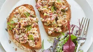 Chlebíčky s vajíčkovou pomazánkou s červenou řepou