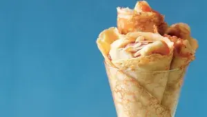 Crepes s teplou banánovou polevou