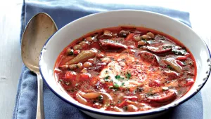 Pikantní fazolová polévka s chilli a klobásou