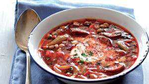 Pikantní fazolová polévka s chilli a klobásou