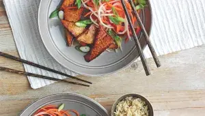 Glazované tofu s nakládanou zeleninou