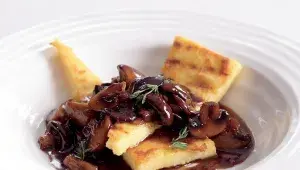 Grilovaná polenta s balzamikovými houbami