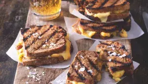 Grilované sendviče s pivním sýrem a čatní