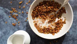 granola v misce a mléko