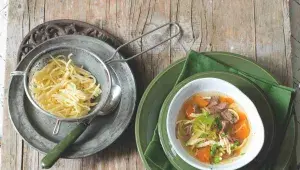 Hovězí vývar s domácími nudlemi a zeleninou