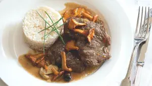 Hovězí plátky na houbách