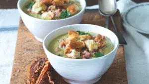 Hrachová polévka s opečenou slaninou