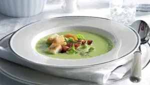 Hráškový krém s krutony a osmaženou slaninou