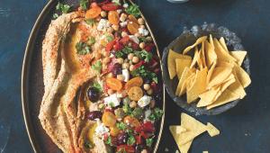 Hummus se salátem & tortillové chipsy