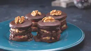 Išlské dortíčky na modrém talíři