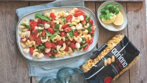 Italský těstovinový salát s mozzarellou