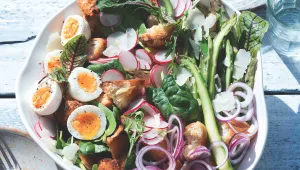 Jarní panzanella s chřestem