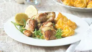 Kapr s bramborovými pusinkami a vinnou omáčkou