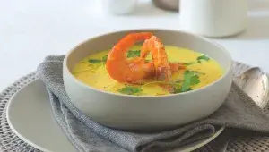 Kapří polévka s kari, ovocem & krevetami