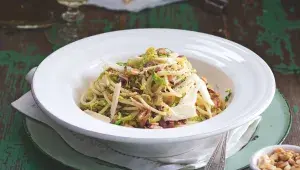 Těstoviny se slaninou a kapustičkami