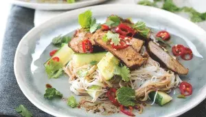 Karamelizované vepřové s nudlemi