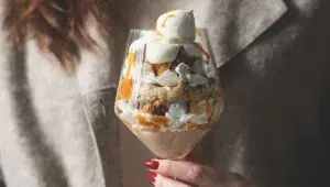 Kaštanový pohár s pusinkami, ořechy a slaným karamelem