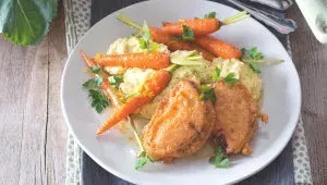 Kedlubnové řízky s bylinkovou polentou a mrkvičkami