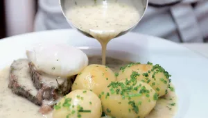 Koprová omáčka s hovězím masem a zastřeným vejcem