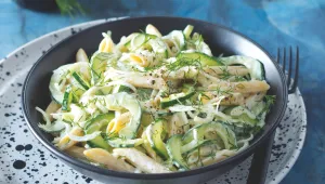 Krémový okurkový těstovinový salát