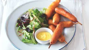 Kukuřičné hotdogy v indiánském stylu