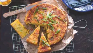 Kukuřičný chlebíček s jarní cibulkou a chilli