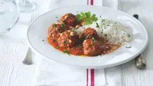 Kuličky v rajčatové omáčce s piniemi