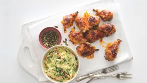 Kuřecí paličky se salátem coleslaw