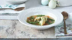 Kuřecí polévka s chřestem a svítkem