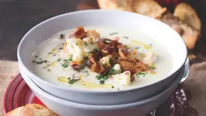 Květáková polévka s křupavou slaninou