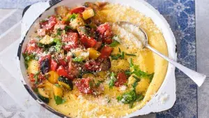 Letní zelenina se šunkou a polentou